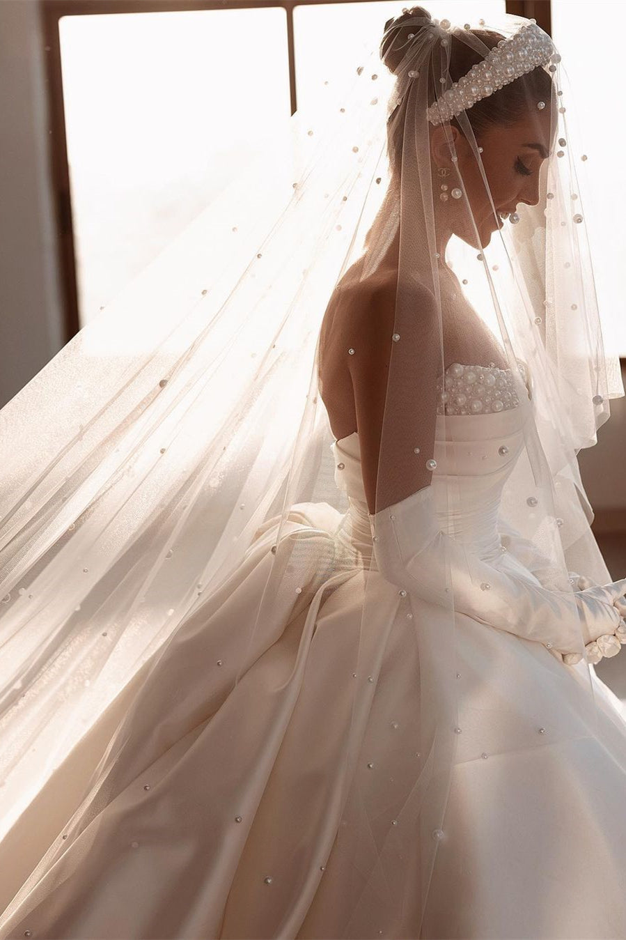 Glamuroso vestido de novia blanco de satén con cuentas, corte en A y cola