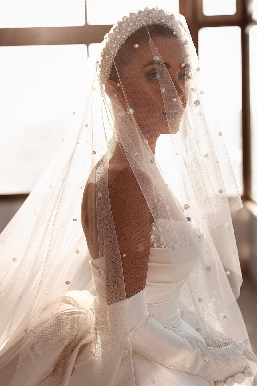 Glamuroso vestido de novia blanco de satén con cuentas, corte en A y cola
