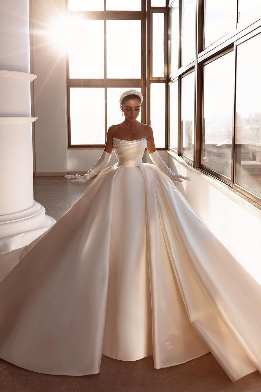 Glamuroso vestido de novia blanco de satén con cuentas, corte en A y cola
