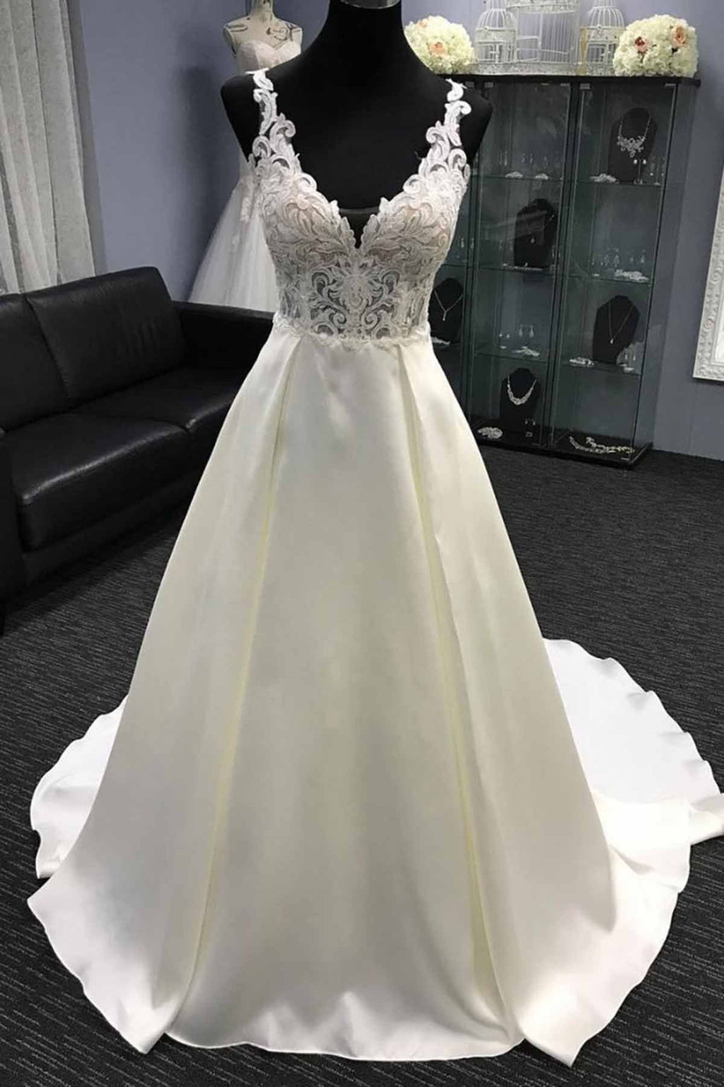 Glamouroso vestido de noiva de tule branco com decote em V frente única e renda em promoção