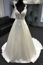Glamouroso vestido de noiva de tule branco com decote em V frente única e renda em promoção