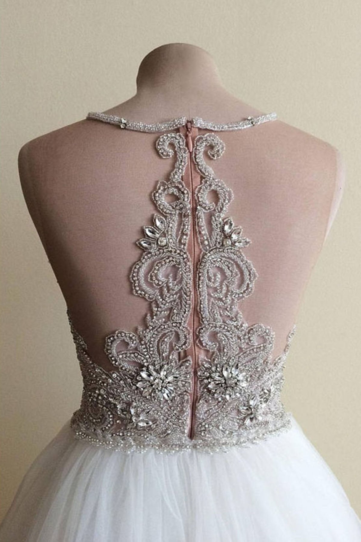Vestido de noiva glamoroso em tule branco com contas de cristal e sem mangas