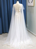 Vestido de noiva de praia glamouroso com decote em V de tule branco e flor