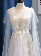 Vestido de noiva de praia glamouroso com decote em V de tule branco e flor
