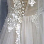 Vestido de noiva de praia glamouroso com decote em V de tule branco e flor