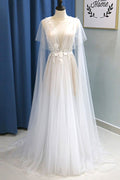 Vestido de noiva de praia glamouroso com decote em V de tule branco e flor