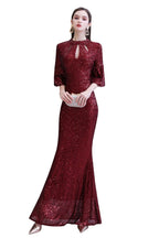 Robe de fête sirène bordeaux à paillettes, manches mi-longues et ouverture en trou de serrure