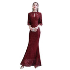 Robe de fête sirène bordeaux à paillettes, manches mi-longues et ouverture en trou de serrure