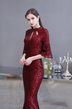 Robe de fête sirène bordeaux à paillettes, manches mi-longues et ouverture en trou de serrure