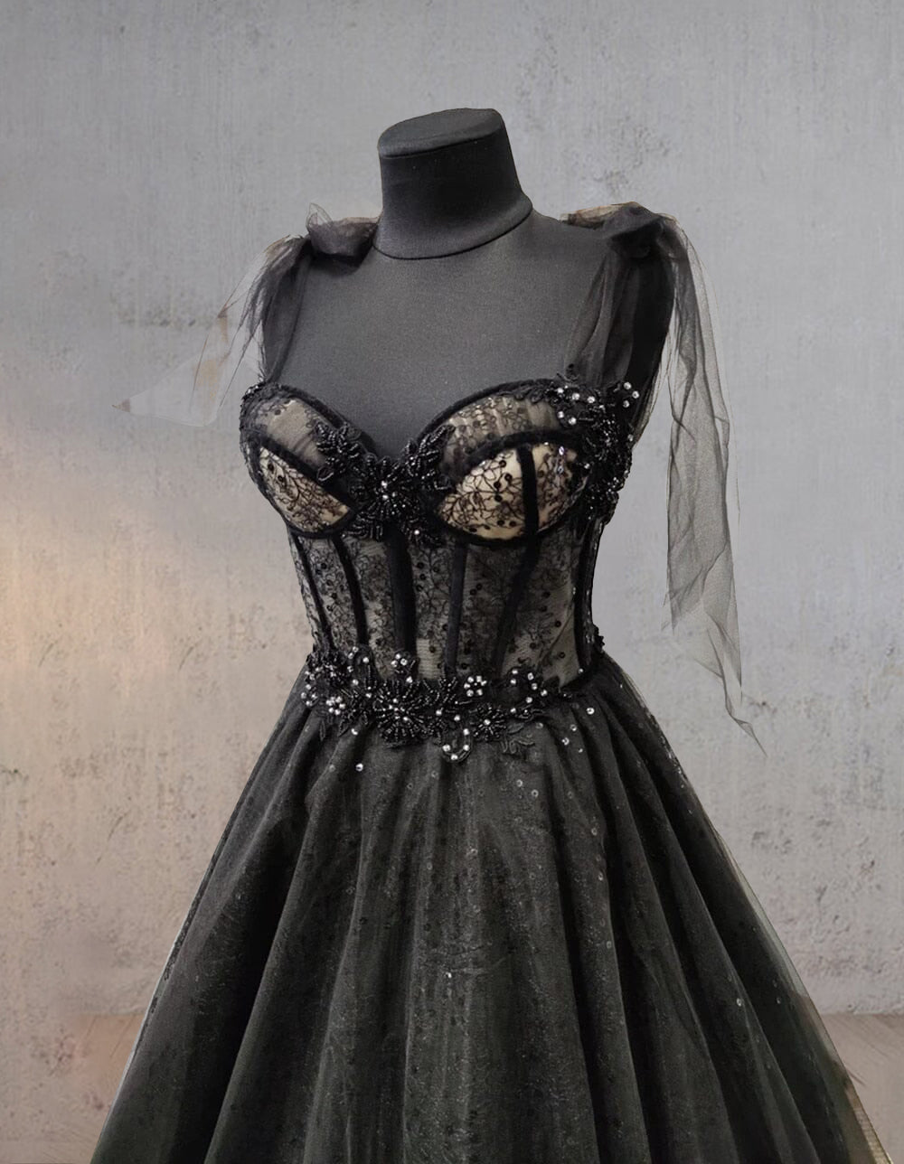 Abito da sposa nero con corpetto a cuore in tulle pizzo glitter e gonna ampia
