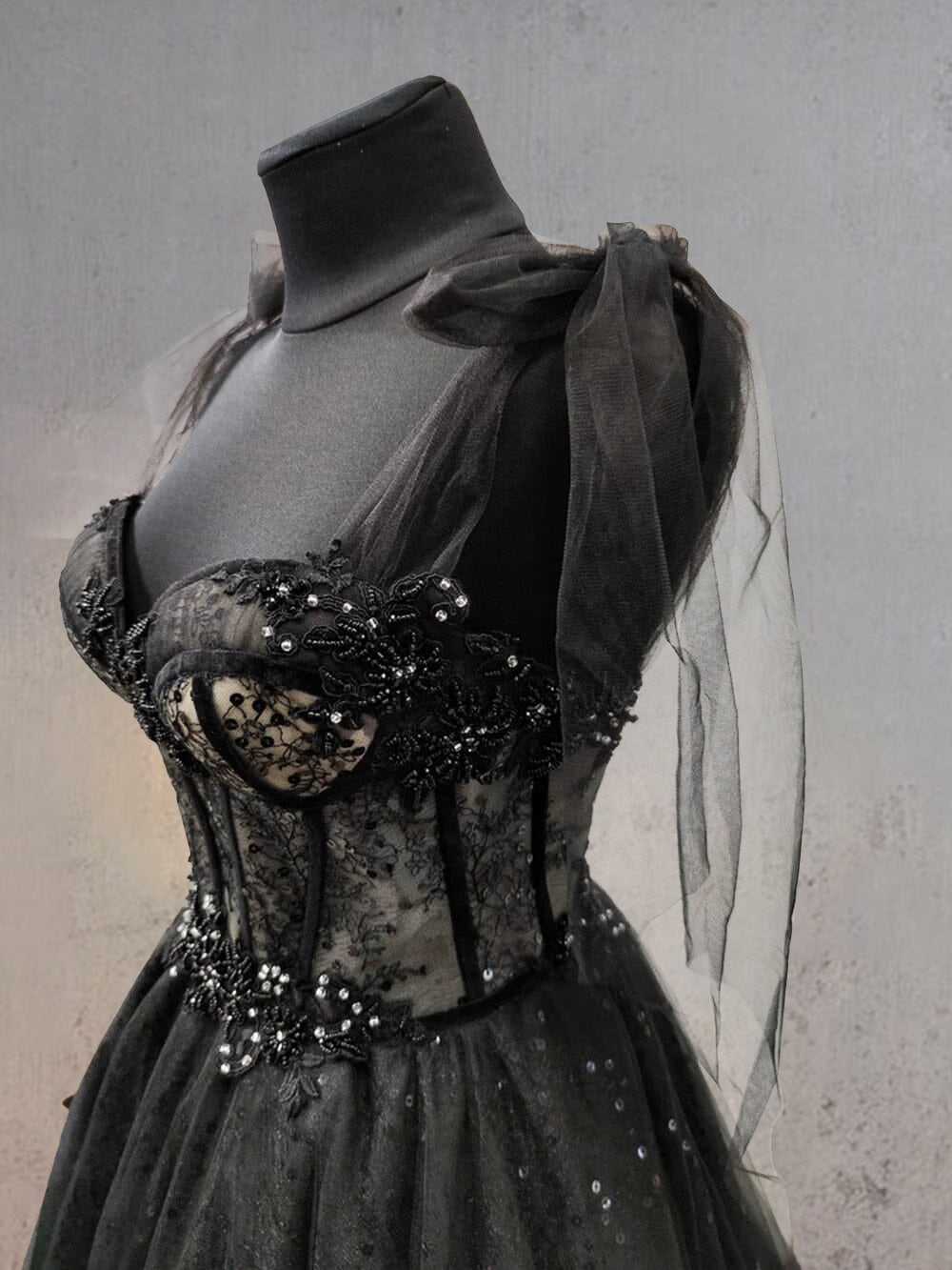 Abito da sposa nero con corpetto a cuore in tulle pizzo glitter e gonna ampia