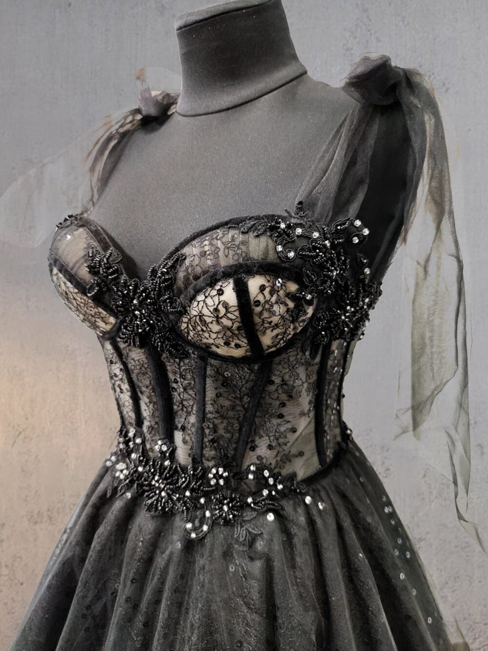 Abito da sposa nero con corpetto a cuore in tulle pizzo glitter e gonna ampia