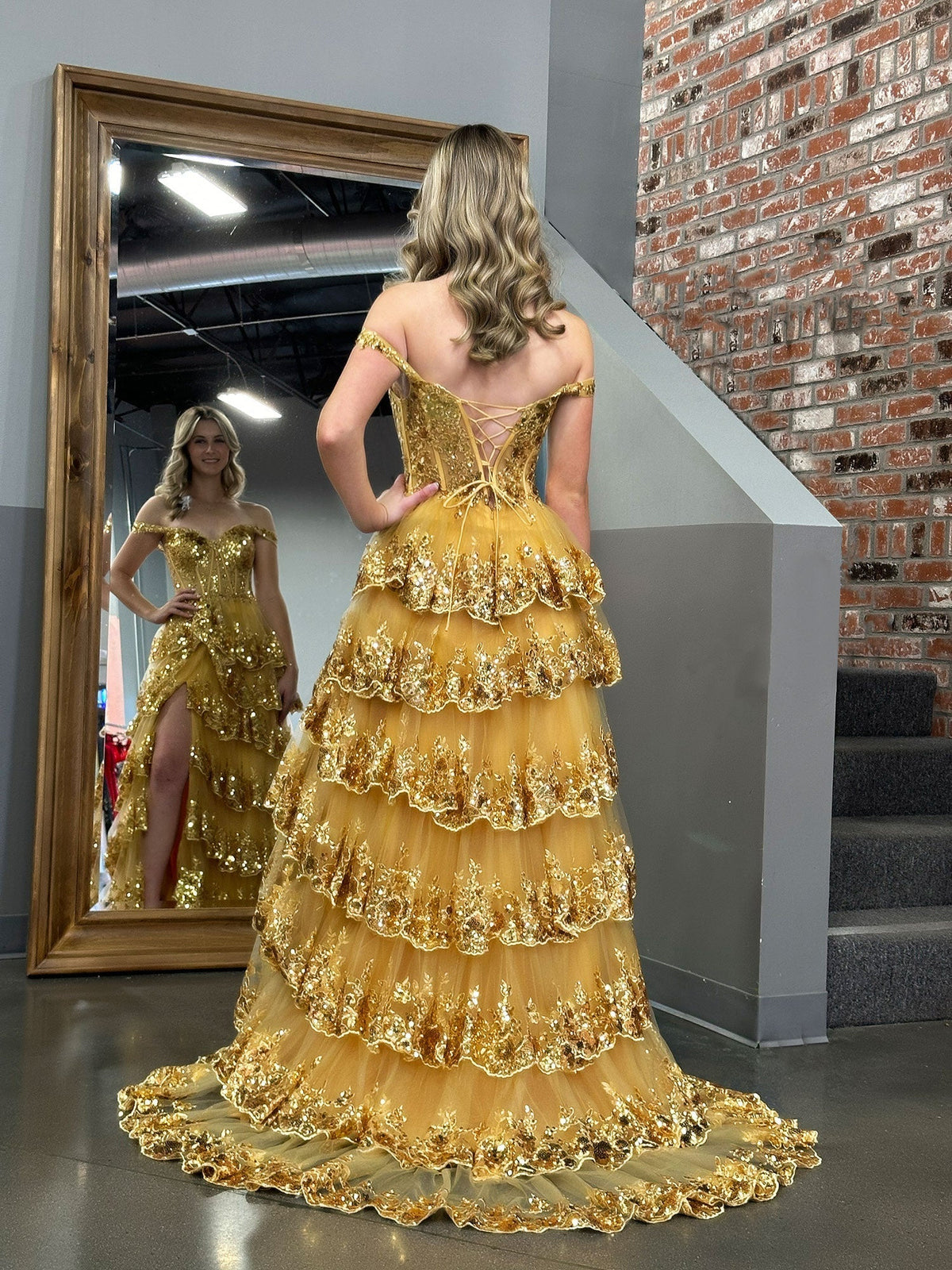 Abito da cerimonia Roycebridal in oro, linea principessa a trapezio, corpetto scivolato sulle spalle con balze di pizzo