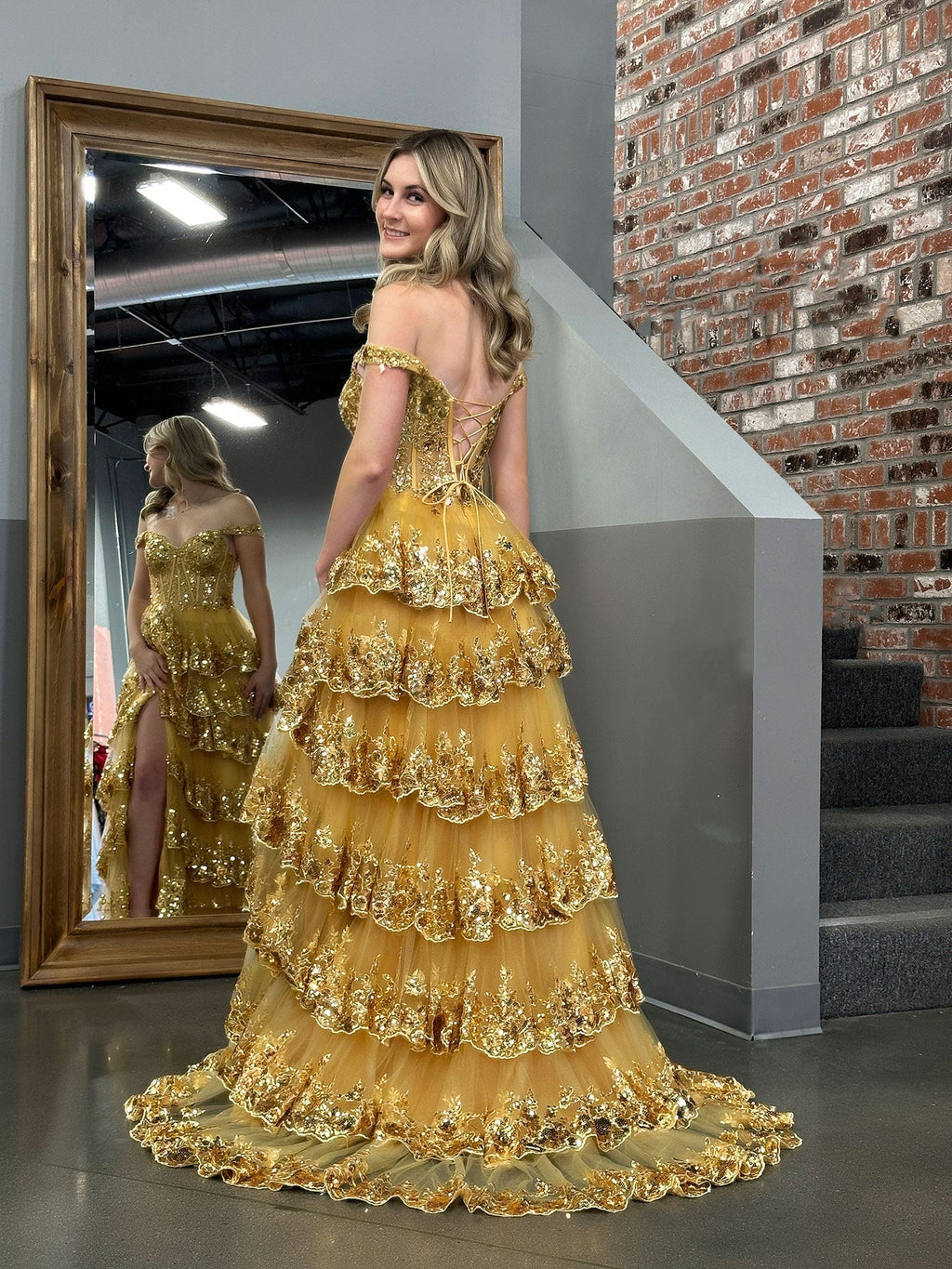 Abito da cerimonia Roycebridal in oro, linea principessa a trapezio, corpetto scivolato sulle spalle con balze di pizzo