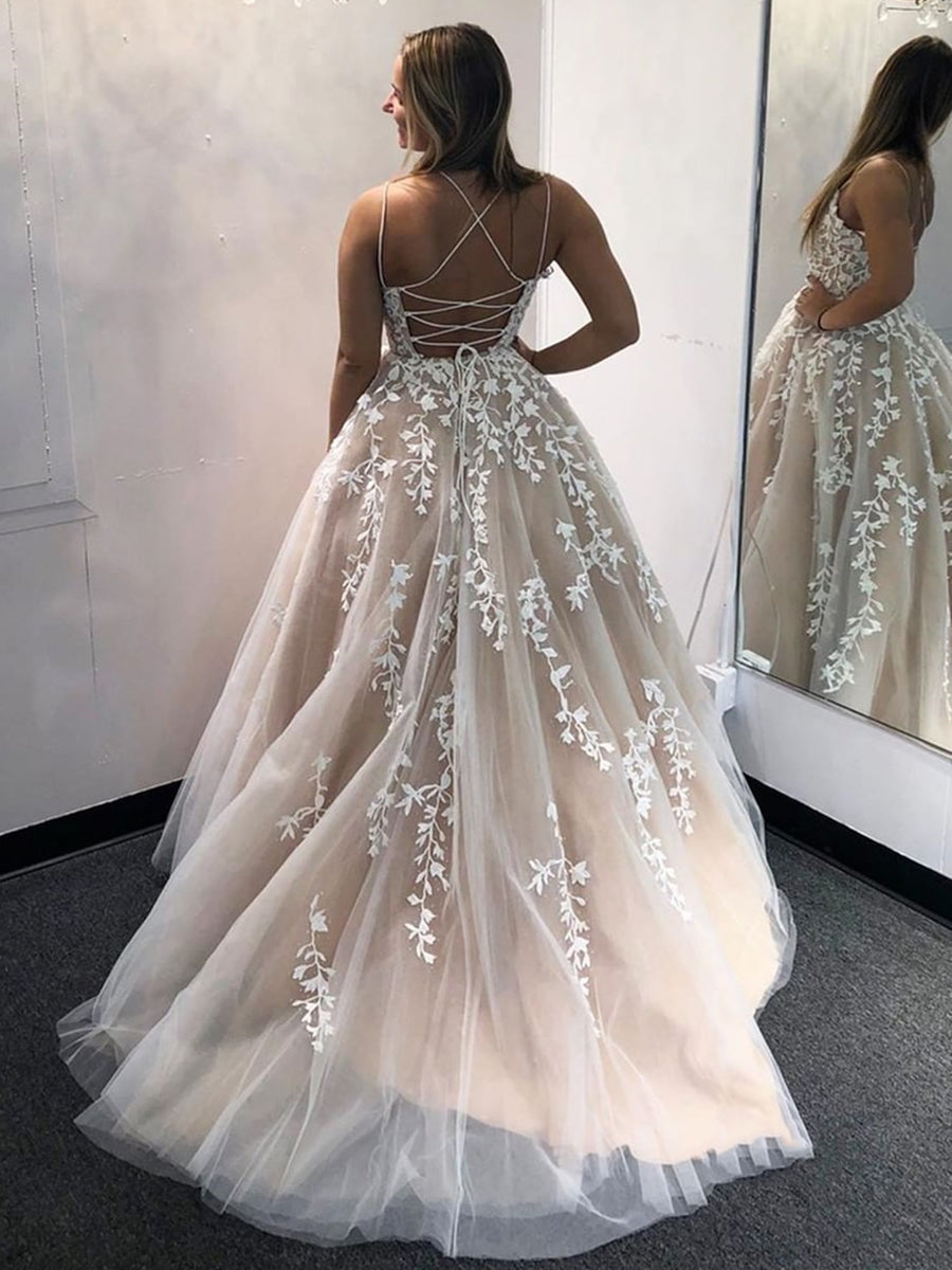 Superbes robes longues de bal en tulle dos nu, coupe trapèze, avec applications en dentelle