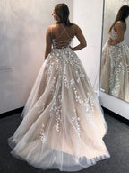 Superbes robes longues de bal en tulle dos nu, coupe trapèze, avec applications en dentelle