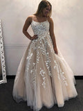 Superbes robes longues de bal en tulle dos nu, coupe trapèze, avec applications en dentelle