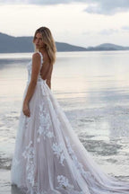 Hermosos vestidos de novia blancos sin mangas con escote en A y encaje con apliques en la cola