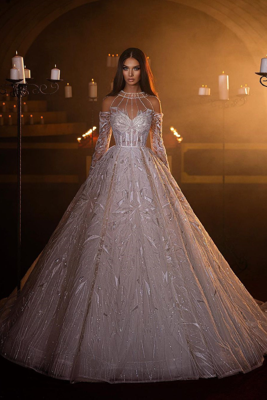 Splendido abito da sposa a linea ad A con maniche lunghe e pizzo