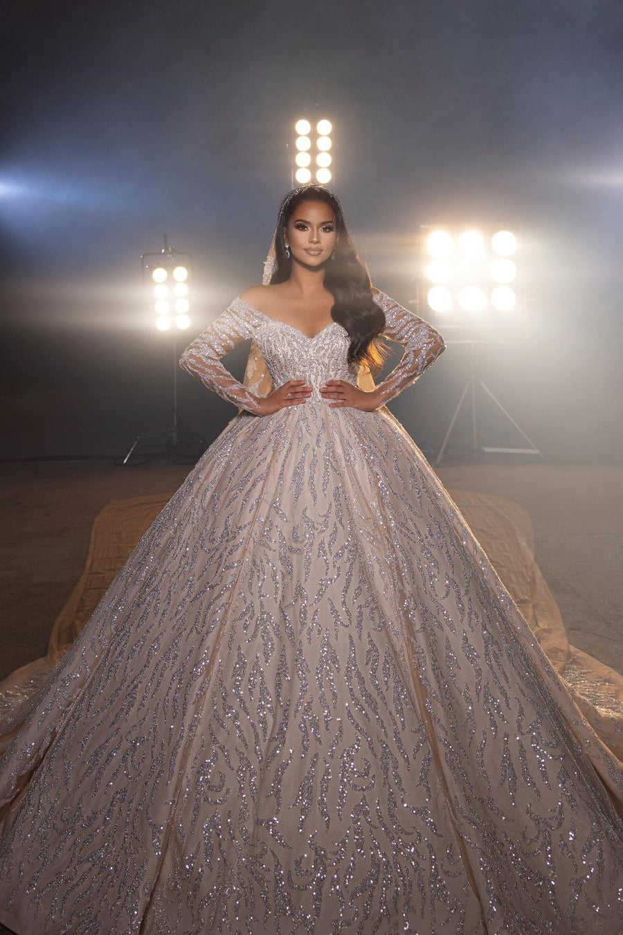 Magnifique robe de mariée ligne A à col en V et épaules dénudées avec dentelle