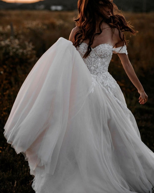 Splendidi abiti da sposa a linea ad A con scollo a barca e pizzo