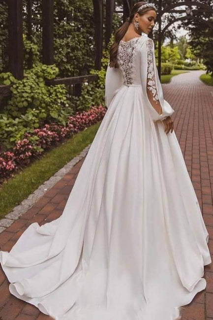 Magnifique robe de mariée blanche en satin à manches longues et coupe trapèze avec applications