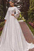 Magnifique robe de mariée blanche en satin à manches longues et coupe trapèze avec applications