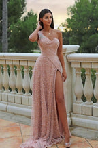 Splendido abito da sera rosa in raso a linea ad A, monospalla, senza maniche, con spacco frontale