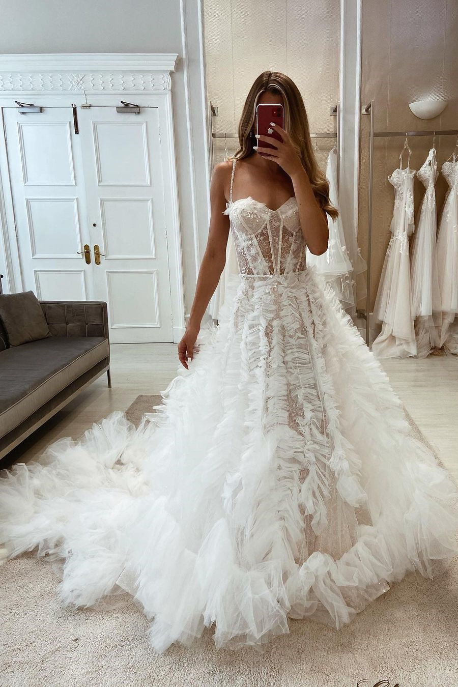 Magnifique robe de mariée ligne A à fines bretelles avec appliques et traîne