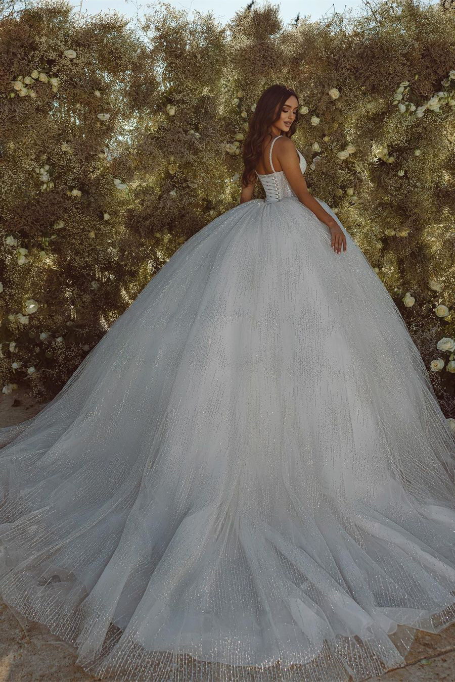 Magnifique robe de mariée en tulle à jupe évasée, bretelles fines, dentelle pailletée