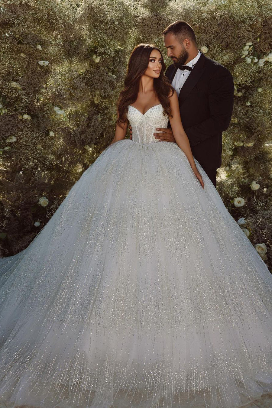 Magnifique robe de mariée en tulle à jupe évasée, bretelles fines, dentelle pailletée
