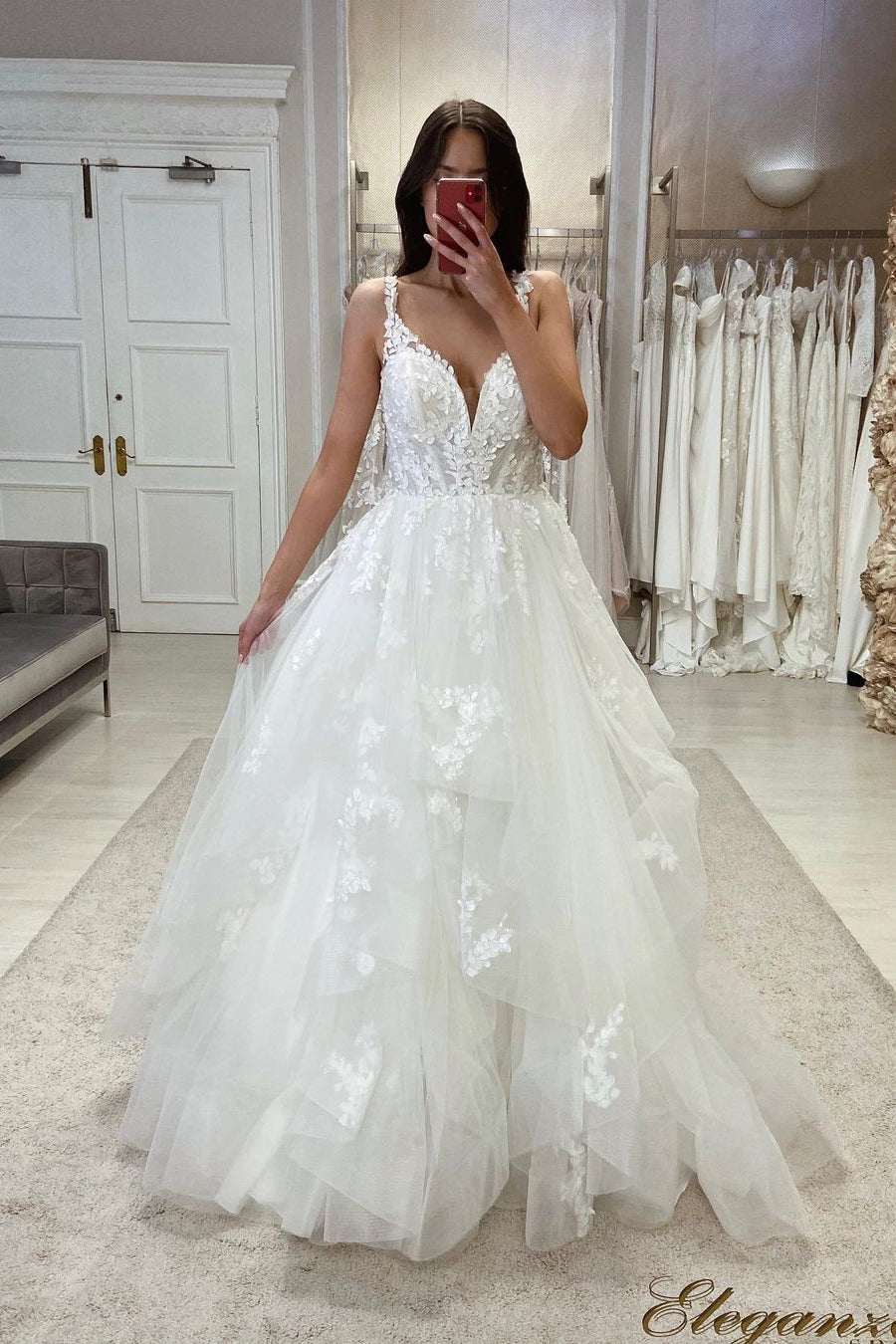 Wunderschönes A-Linien-Brautkleid mit Spaghettiträgern, V-Ausschnitt und ärmelloser Spitze