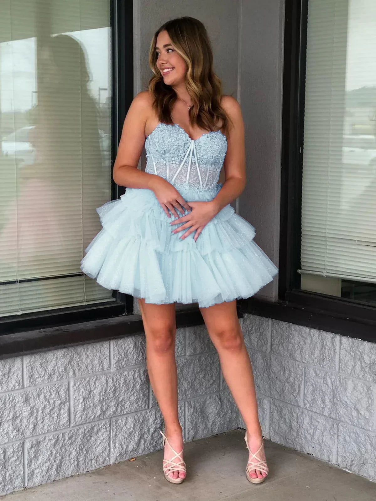 Ivy | Vestido de Regresso a Casa com Decote Coração e Folhos em Linha A