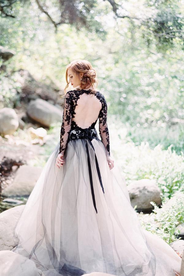 Magnifique robe de mariée noire en dentelle, coupe trapèze, col en V, manches longues