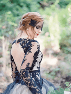 Magnifique robe de mariée noire en dentelle, coupe trapèze, col en V, manches longues