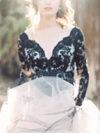 Magnifique robe de mariée noire en dentelle, coupe trapèze, col en V, manches longues
