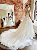 Vestidos de Noiva Lindos em Linha A com Decote em V, Costas Abertas e Tule com Apliques