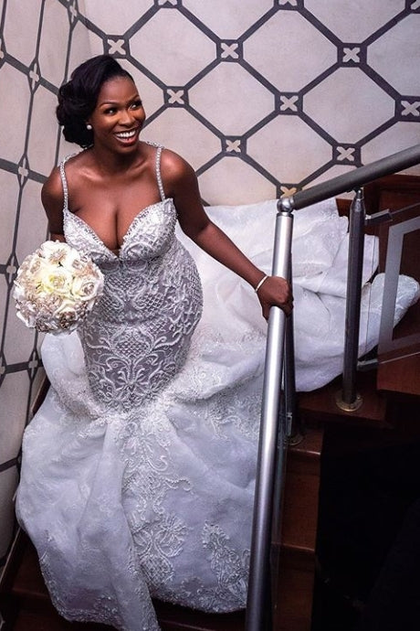Robe de mariée sirène en dentelle perlée magnifique, décolleté cœur, bretelles fines, appliques, tenue nuptiale
