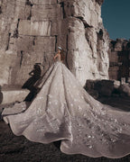 Abito da sposa principesco con perline splendide, floreale, collo trasparente e maniche lunghe