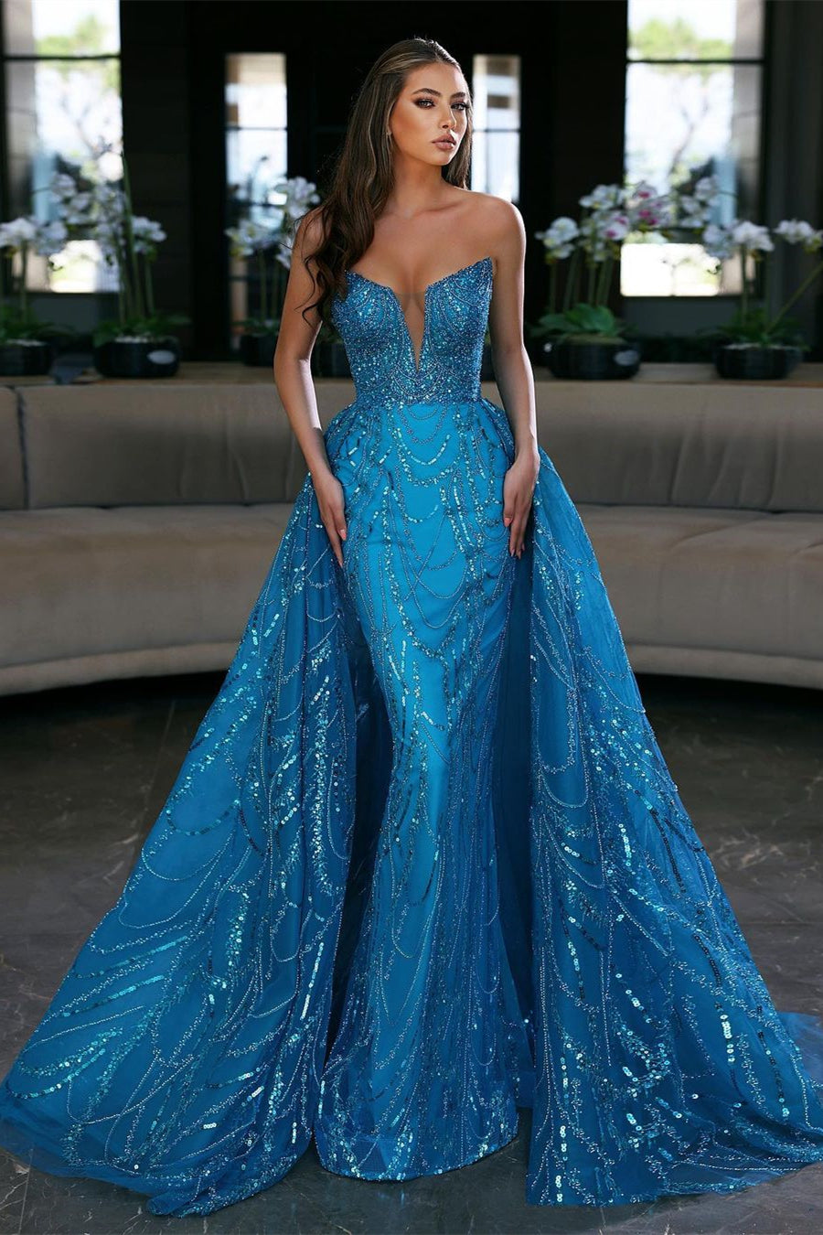 Splendido abito da sera lungo a sirena blu senza maniche con strascico staccabile