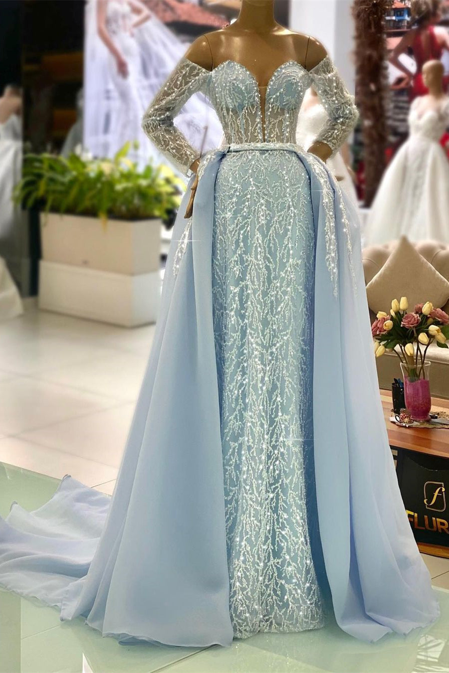 Magnifique robe de bal bleue à manches longues décolletée en ligne A ornée de perles