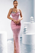 Splendido abito da sera in chiffon con spalline sottili a colonna, scollo a cuore, senza maniche e con spacco