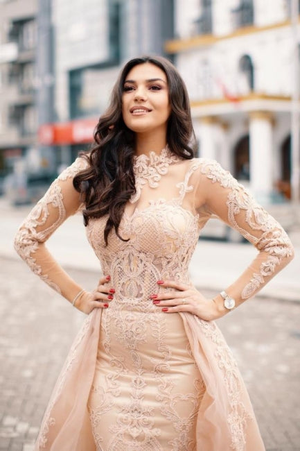Robe de bal somptueuse à col haut en dentelle avec manches longues, appliques et traîne en colonne