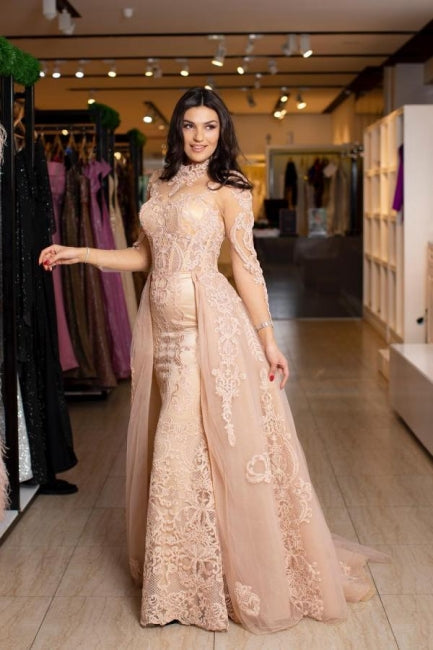 Robe de bal somptueuse à col haut en dentelle avec manches longues, appliques et traîne en colonne