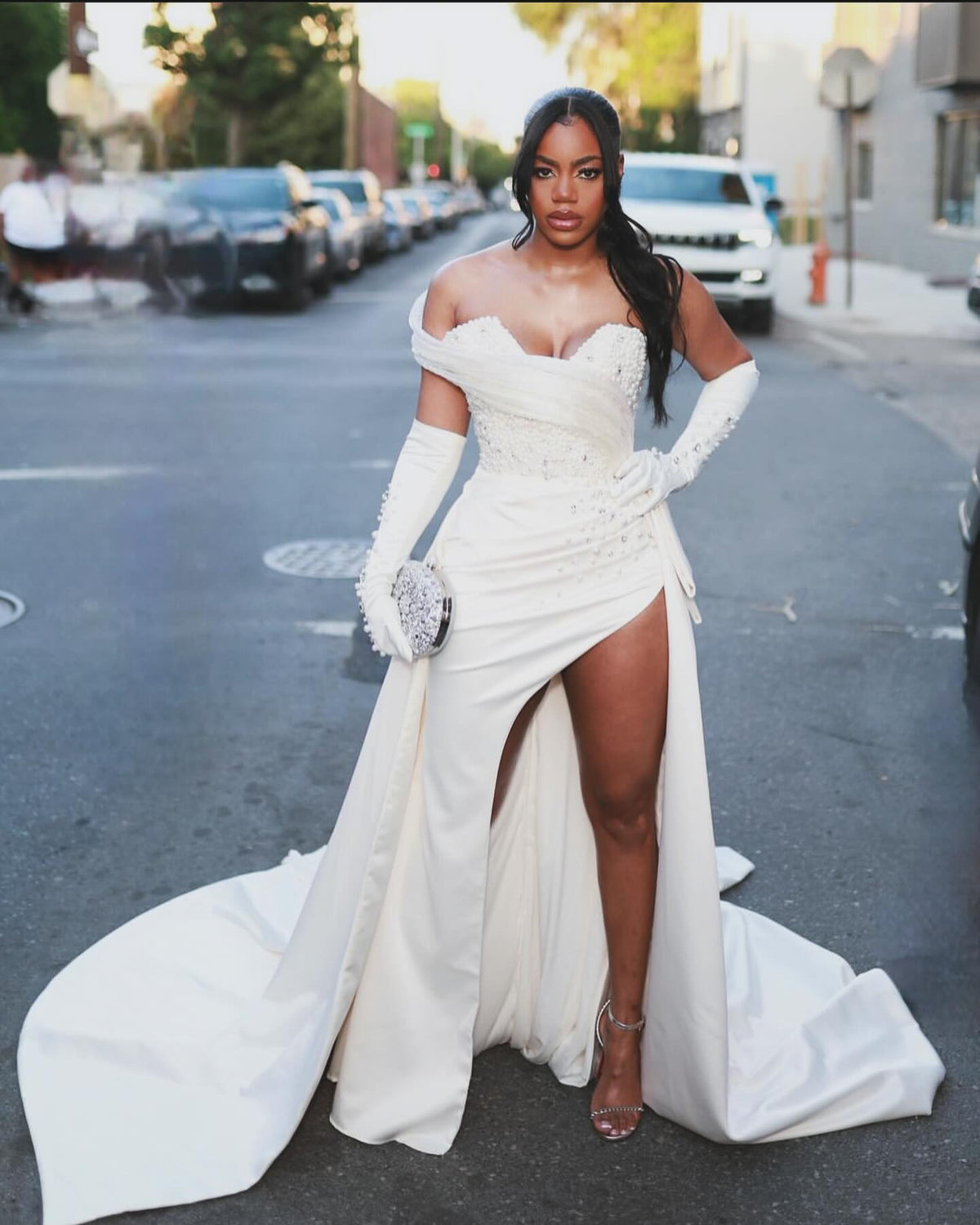 Vestido de Noiva Branco Deslumbrante em Cetim, com Uma Alça, Sem Mangas, Detalhes em Contas, Fenda e Cauda