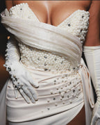 Vestido de Noiva Branco Deslumbrante em Cetim, com Uma Alça, Sem Mangas, Detalhes em Contas, Fenda e Cauda
