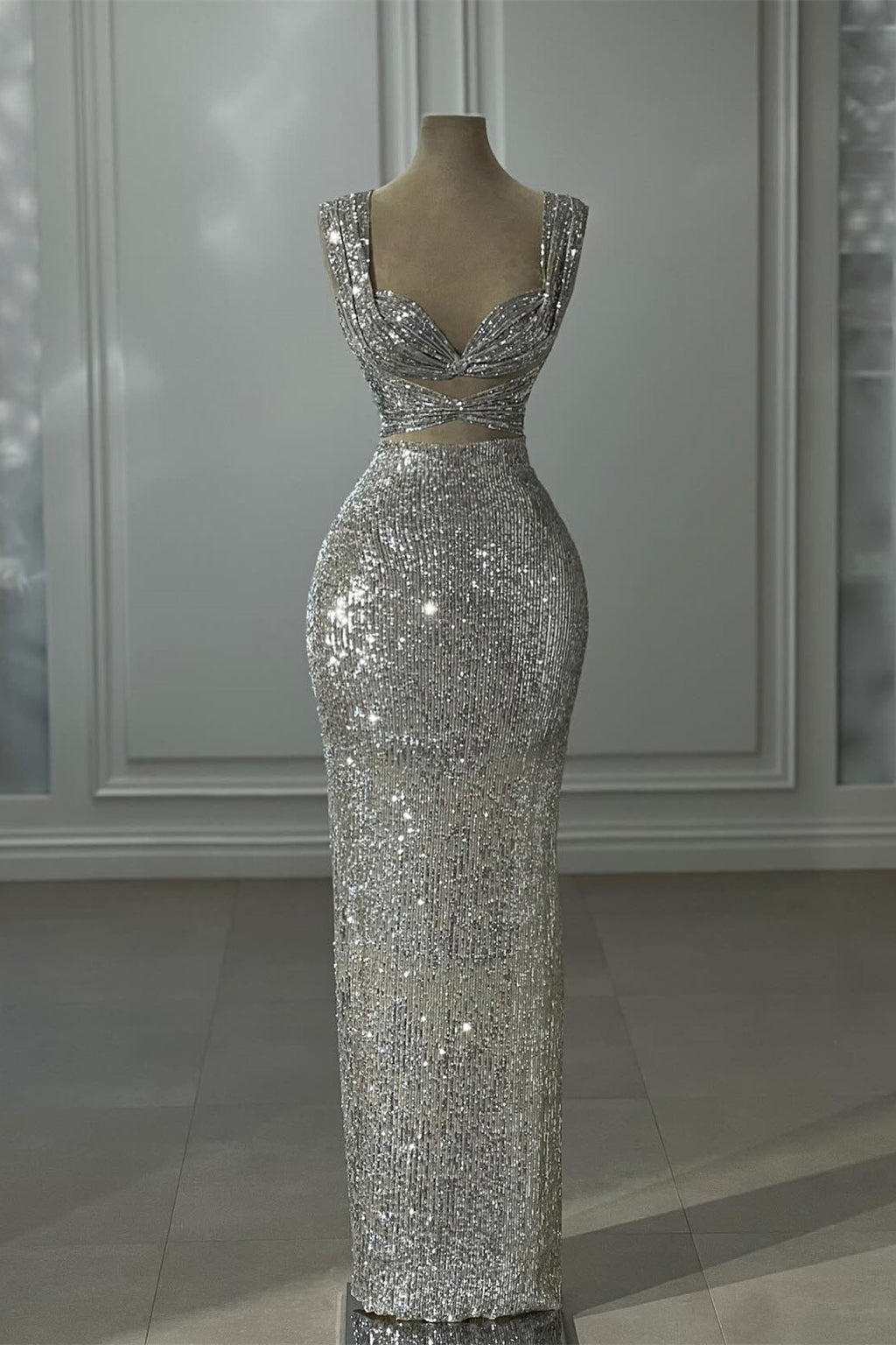 Magnifique robe de bal argentée à colonnes, sans manches, à épaules dénudées, ornée de paillettes