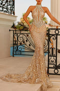 Splendidi abiti da sera lunghi color oro con collo alto, senza maniche, a sirena e con glitter