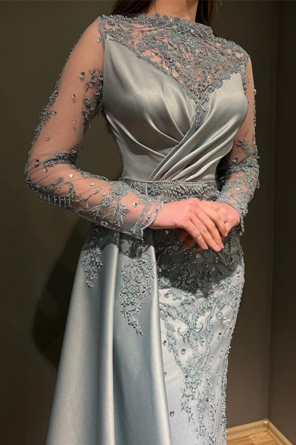 Hermoso vestido de fiesta de satén elástico estilo sirena con mangas largas y apliques en gris