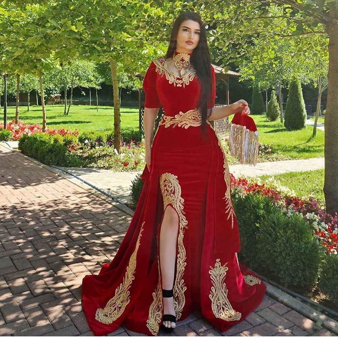 Magnifique robe de soirée sirène en velours rouge à col licou avec appliques dorées et manches mi-longues